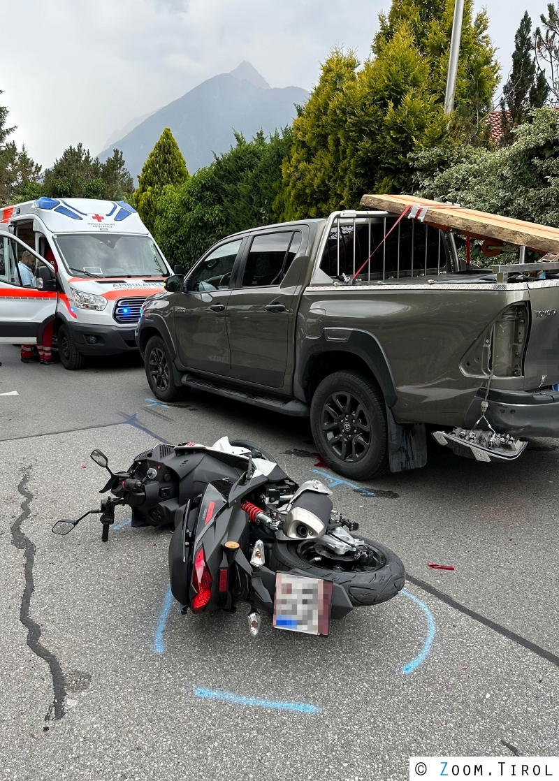 Kollision Zwischen Auto Und Motorrad In Schwaz Zillertalfoto At